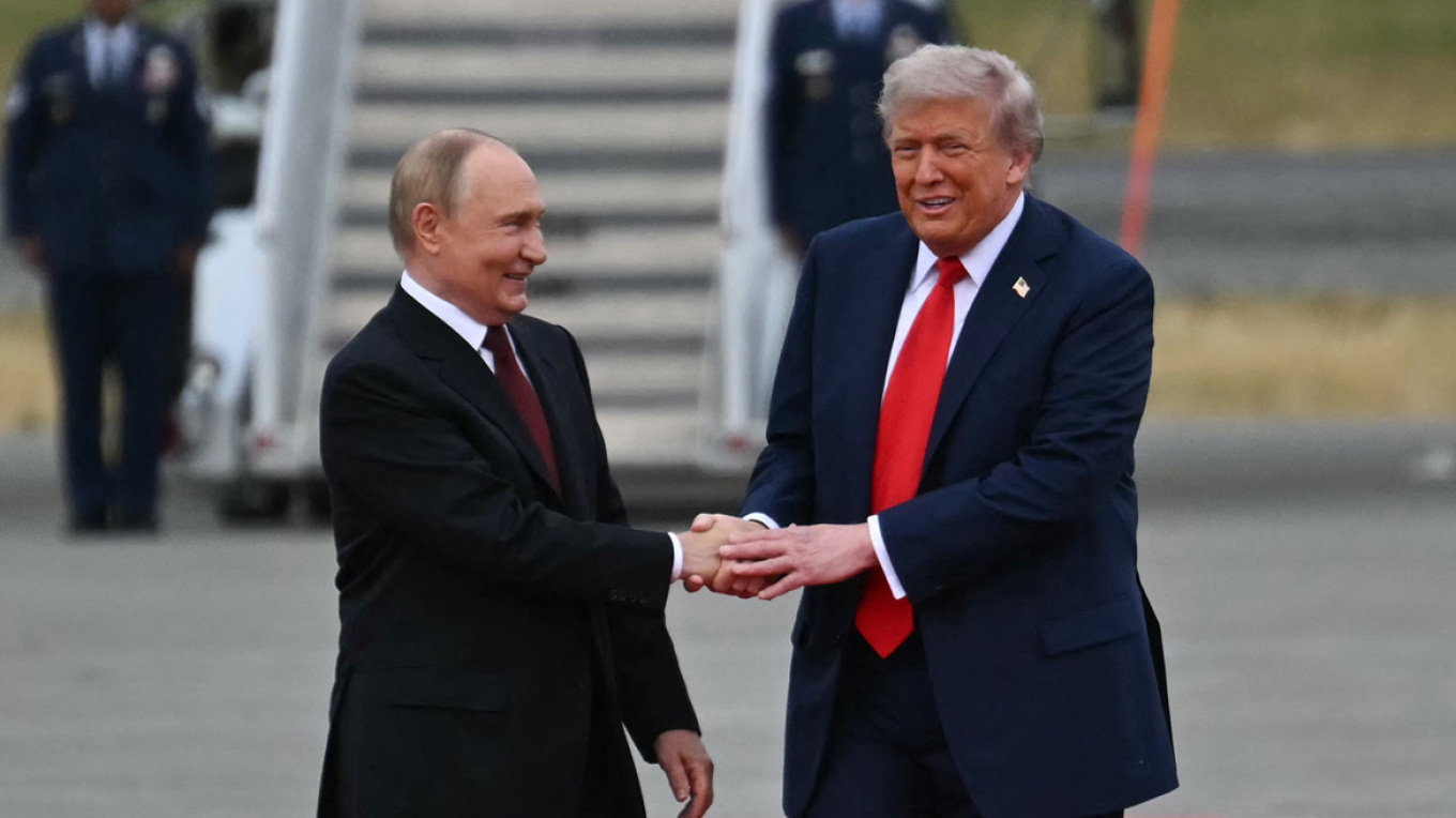 Η «θερμή» χειραψία Πούτιν – Τραμπ: Το κόκκινο χαλί και το χειροκρότημα στον Ρώσο πρόεδρο (βίντεο)