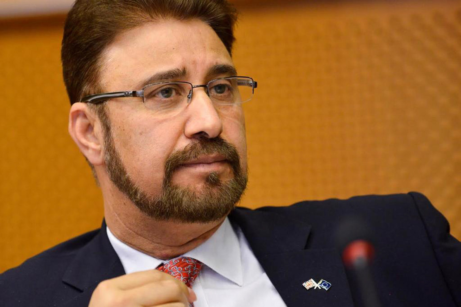 Αφζάλ Καν: Παραιτήθηκε ο βουλευτής των Εργατικών μετά την συνάντησή του με τον Ε.Τατάρ στα Κατεχόμενα