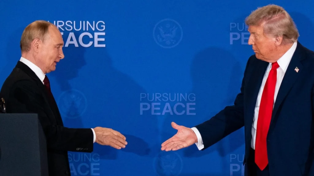 Νικητής στις χειραψίες ο N.Tραμπ, επίδειξη δύναμης από τον Β.Πούτιν: Η ανάλυση του γνωστού ψυχολόγου δρ Πίτερ Κόλετ