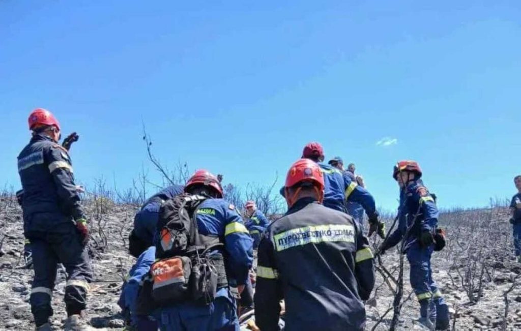 Αχαΐα: Σοβαρότερος από τις αρχικές εκτιμήσεις είναι ο τραυματισμός του πυροσβέστη που έπεσε σε γκρεμό