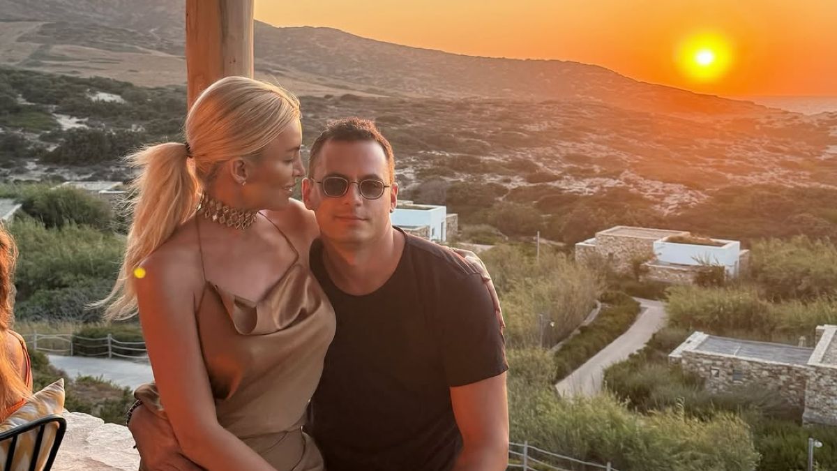 Κατερίνα Καινούργιου – Παναγιώτης Κουτσουμπής: Χαλαρώνουν αγκαλιασμένοι στο νησί της Πάρου (φωτο)