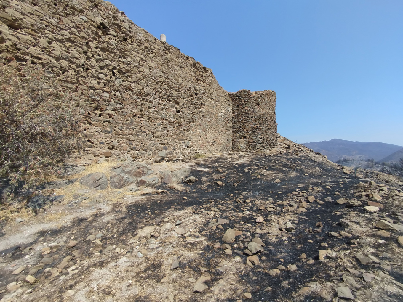 Χίος: Φθορές από τη φωτιά στον ιστορικό βυζαντινό ναό του Αγίου Γεωργίου & στο κάστρο Βελισσού – Δείτε φωτογραφίες