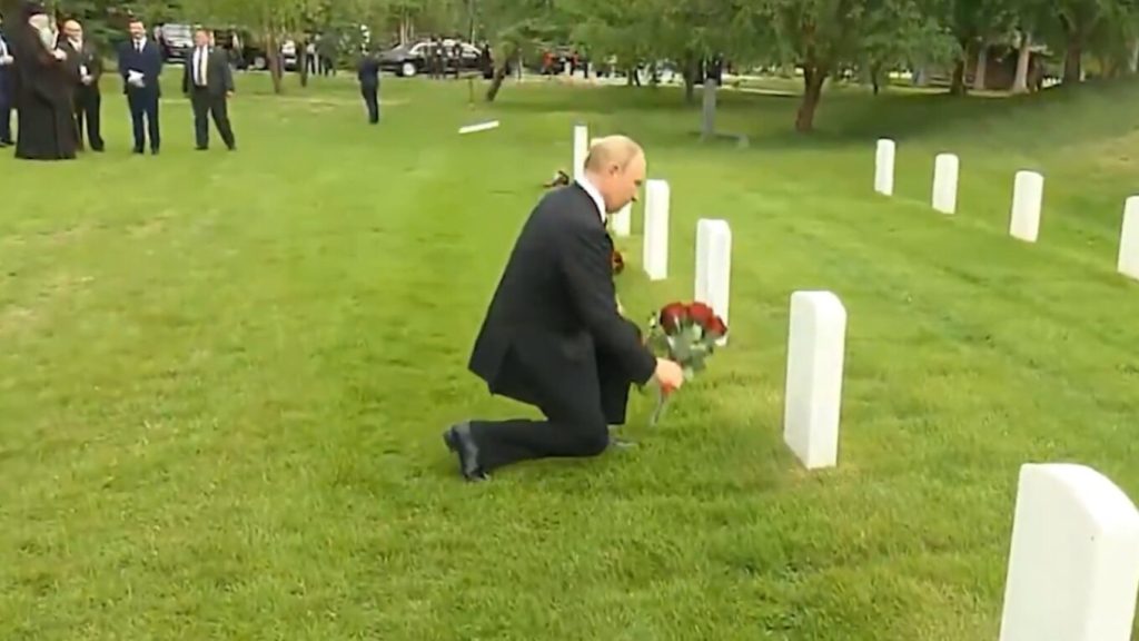 Ο Β.Πούτιν επισκέφθηκε νεκροταφείο Ρώσων αλεξιπτωτιστών στην Αλάσκα – Δείτε βίντεο