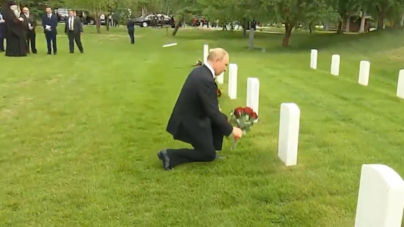 Ο Β.Πούτιν επισκέφθηκε νεκροταφείο Ρώσων αλεξιπτωτιστών στην Αλάσκα – Δείτε βίντεο