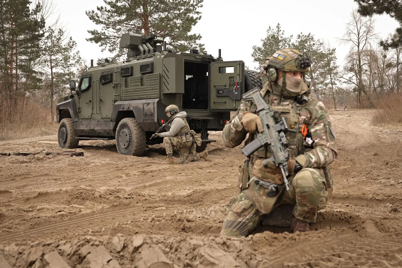 Σκηνές «Τομ & Τζέρι»: Ρωσικό FPV κατέστρεψε αστραπιαία το τελευταίας τεχνολογίας ουκρανικό ΤΟΜΠ «UAT-D Gyurza»