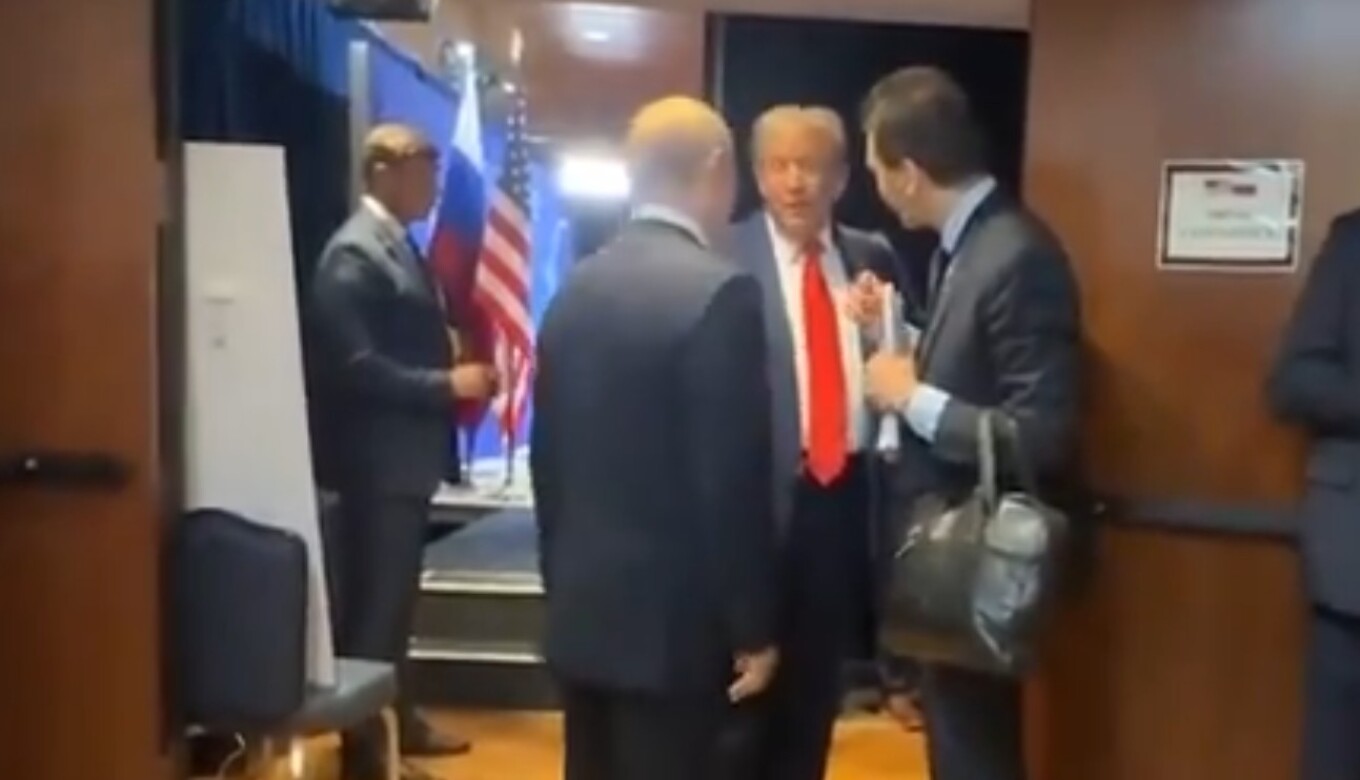Η «παρακάμερα» στη συνάντηση Τραμπ – Πούτιν: Οι φιλικές κουβέντες και το μεταξύ τους «ζεστό» κλίμα (βίντεο)