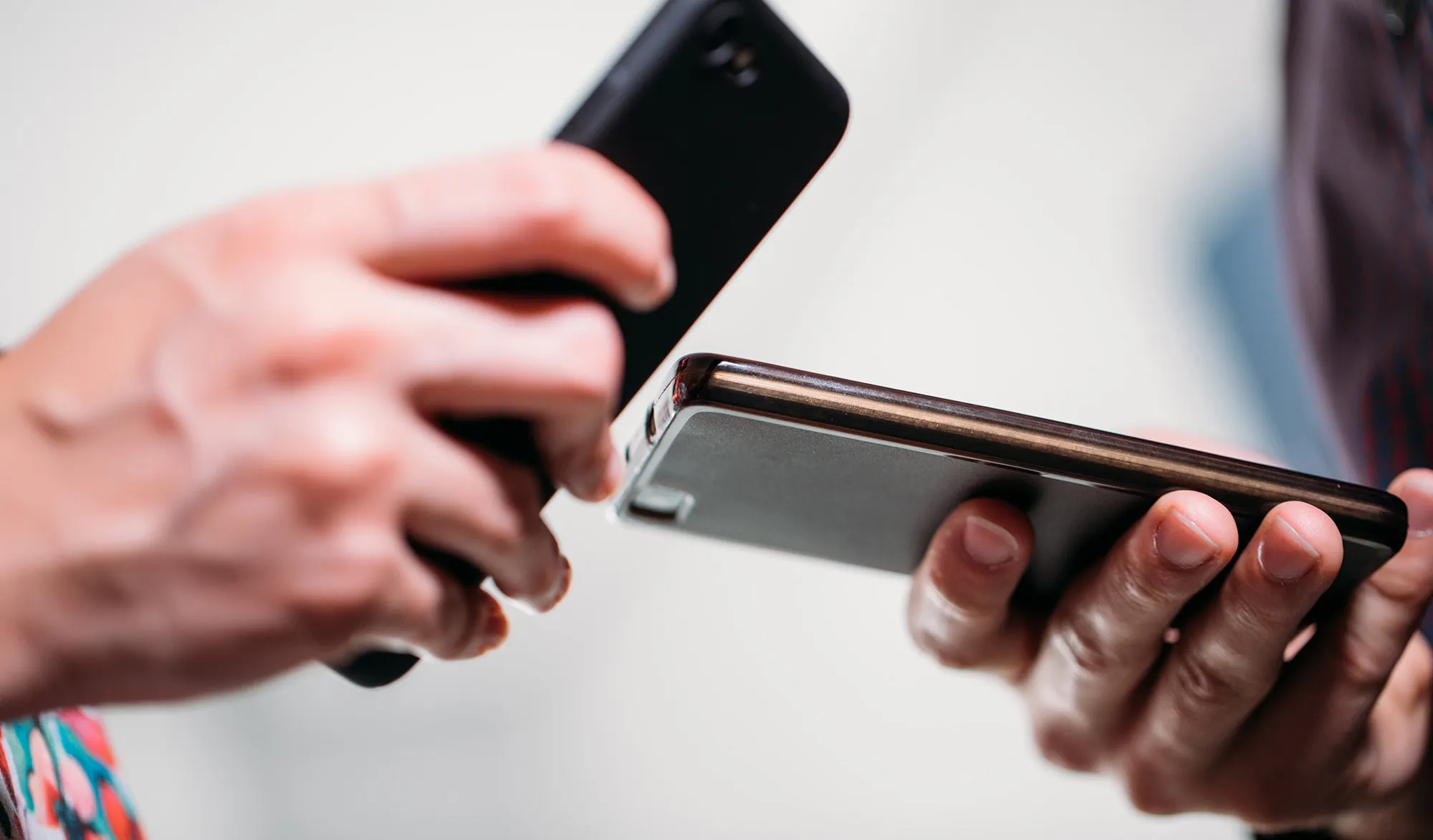 Πώς τα κινητά τηλέφωνα παρακολουθούν τους χρήστες τους σε κάθε πτυχή της ζωής τους!