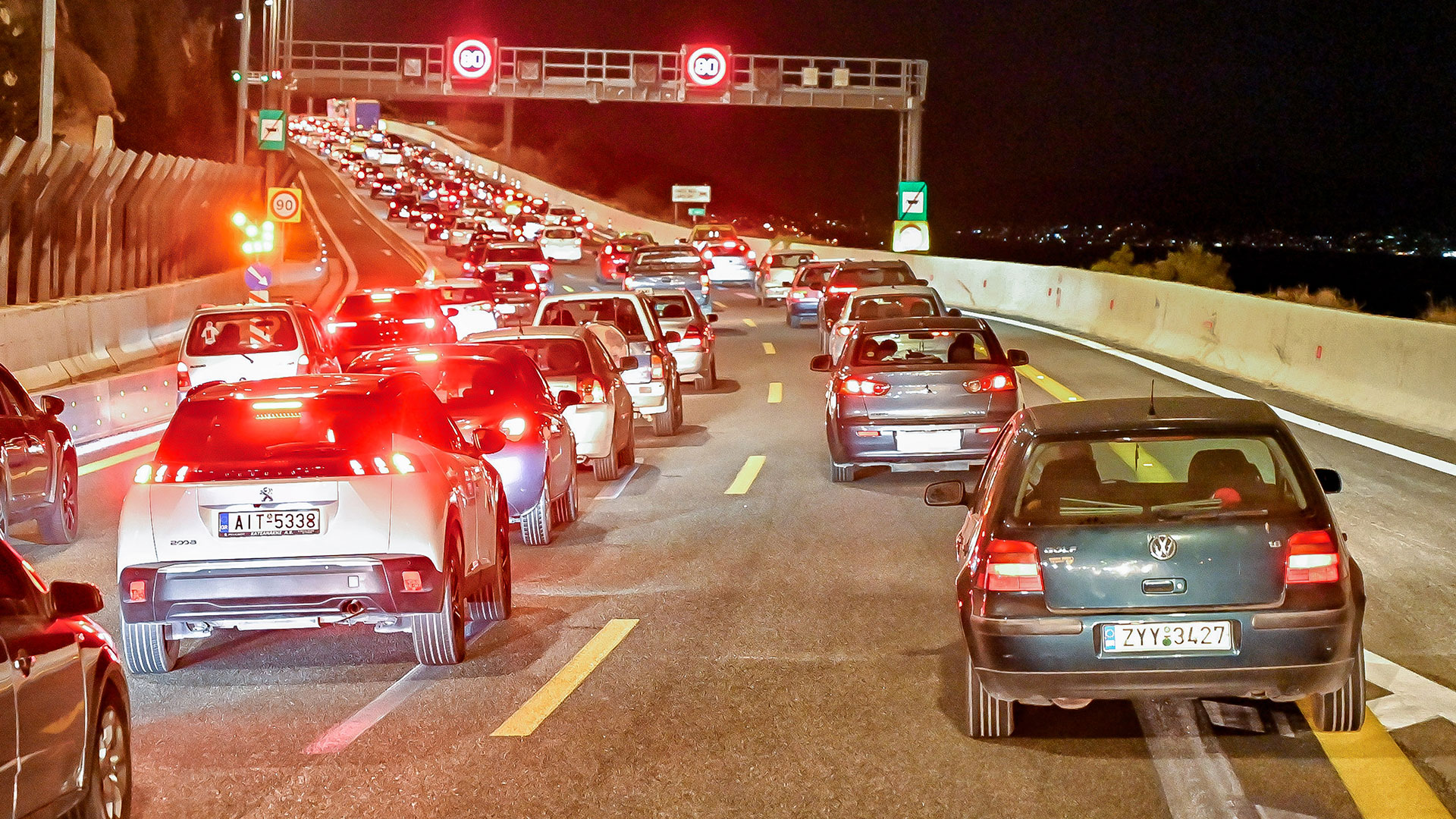 Σε εξέλιξη η επιστροφή των πρώτων εκδρομέων του Δεκαπενταύγουστου: Πού υπάρχουν καθυστερήσεις