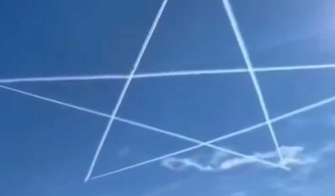 Υπέρτατη τιμή από τον Ν.Τραμπ στον Β.Πούτιν: Αμερικανικά μαχητικά σχημάτισαν ρωσικό αστέρι στον ουρανό της Αλάσκας!