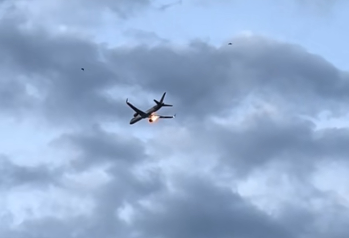 Βίντεο: Η στιγμή που ανατινάζεται ο κινητήρας του αεροπλάνου πάνω από την Κέρκυρα