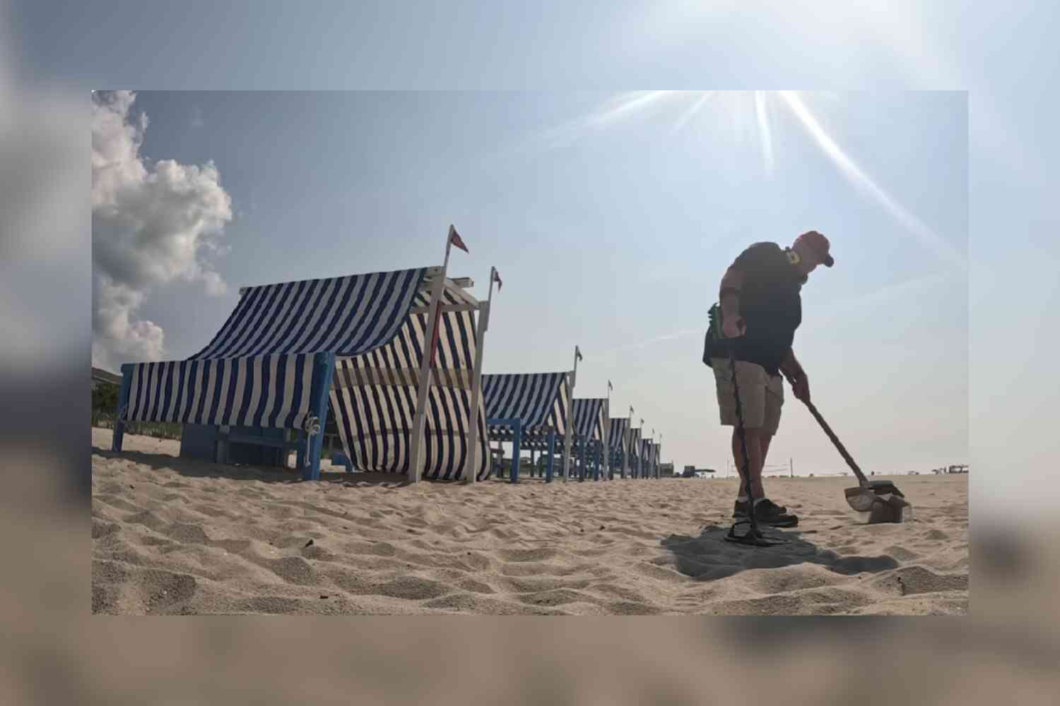 ΗΠΑ: Γυναίκα έχασε δύο δαχτυλίδια σε παραλία και έβαλε ανιχνευτή μετάλλων να της τα βρει – Το αποτέλεσμα (βίντεο)