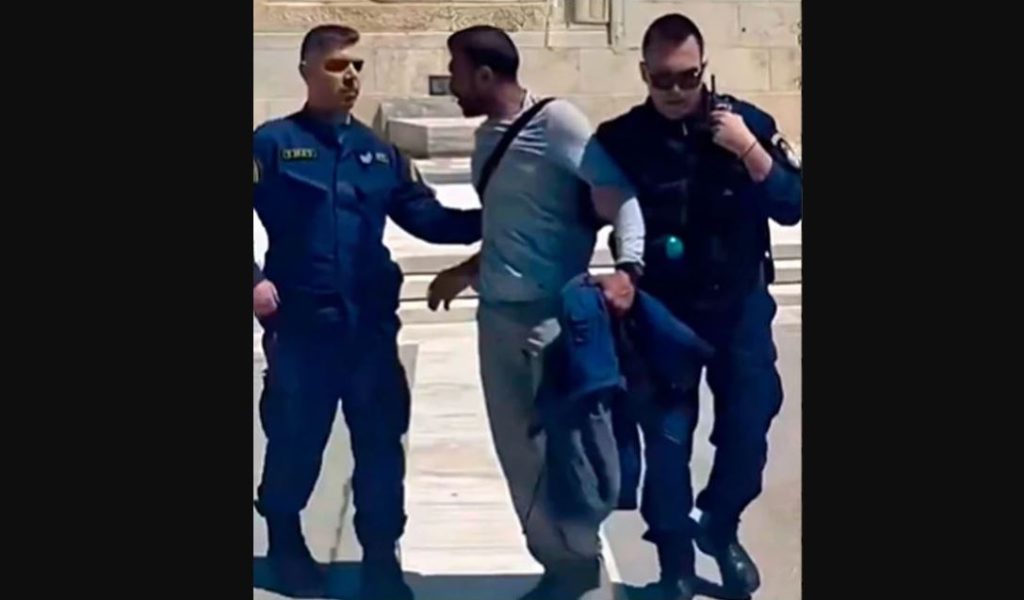 Θάνος Πλεύρης για το επεισόδιο του αλλοδαπού μπροστά στους Εύζωνες: «Καμία ανοχή σε τέτοιες συμπεριφορές» (βίντεο)