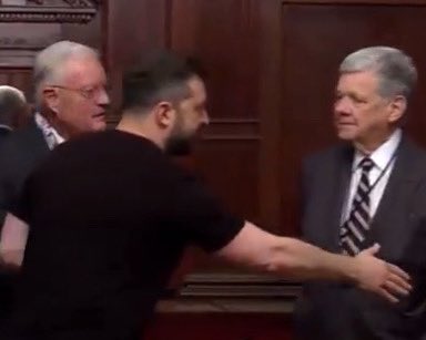 Ζελένσκι: Στην πρώτη συνάντηση στην Ουάσιγκτον εμφανίστηκε με το γνωστό μαύρο μπλουζάκι