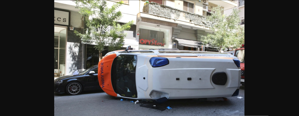 Γουδί: Κατέληξε ο ασθενής μετά την ανατροπή ιδιωτικού ασθενοφόρου (upd)