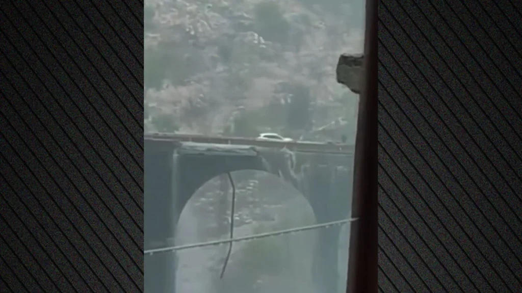 Πανικός στη Σικελία: H στιγμή που «καταρρέει» γέφυρα ενώ τη διασχίζουν οχήματα! (βίντεο)