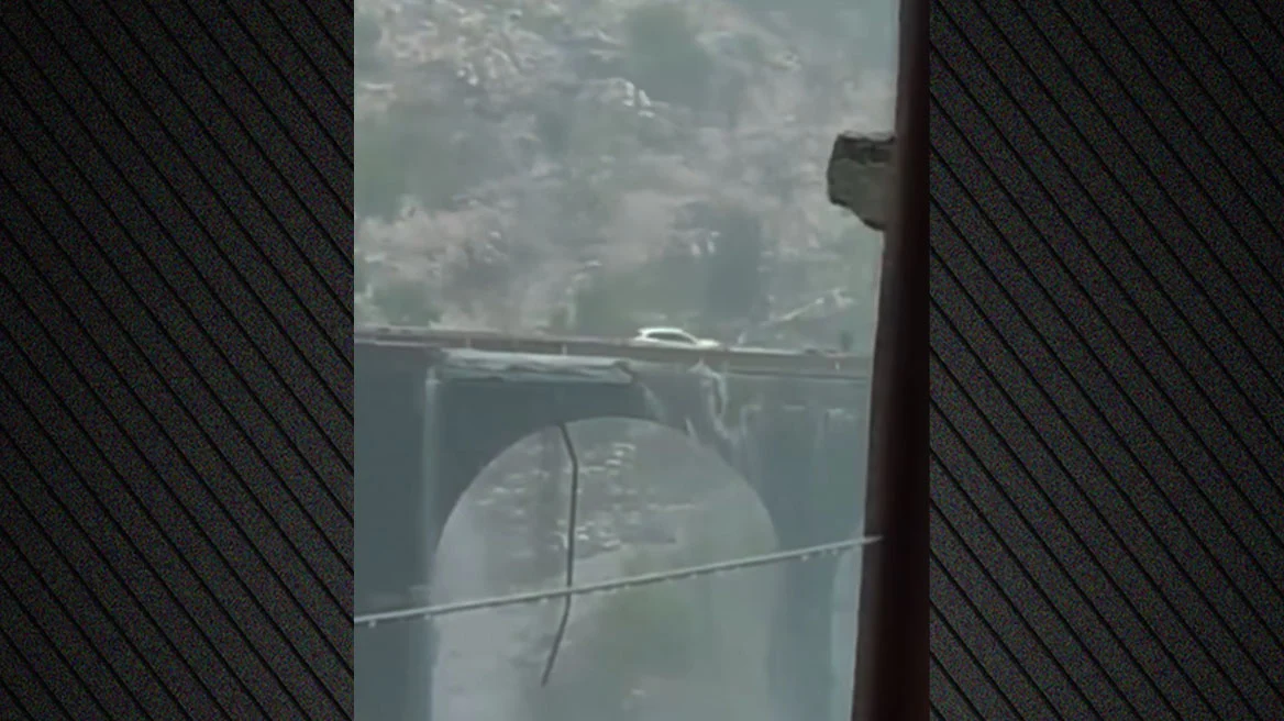 Πανικός στη Σικελία: H στιγμή που «καταρρέει» γέφυρα ενώ τη διασχίζουν οχήματα! (βίντεο)