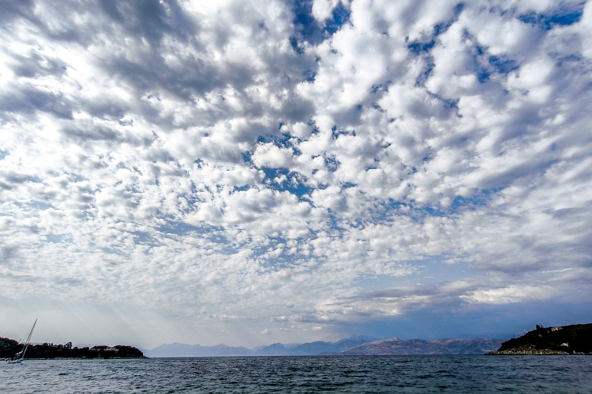 Καιρός: Tοπικές μπόρες και καταιγίδες στα ηπειρωτικά ορεινά αύριο – «Πέφτει» η θερμοκρασία