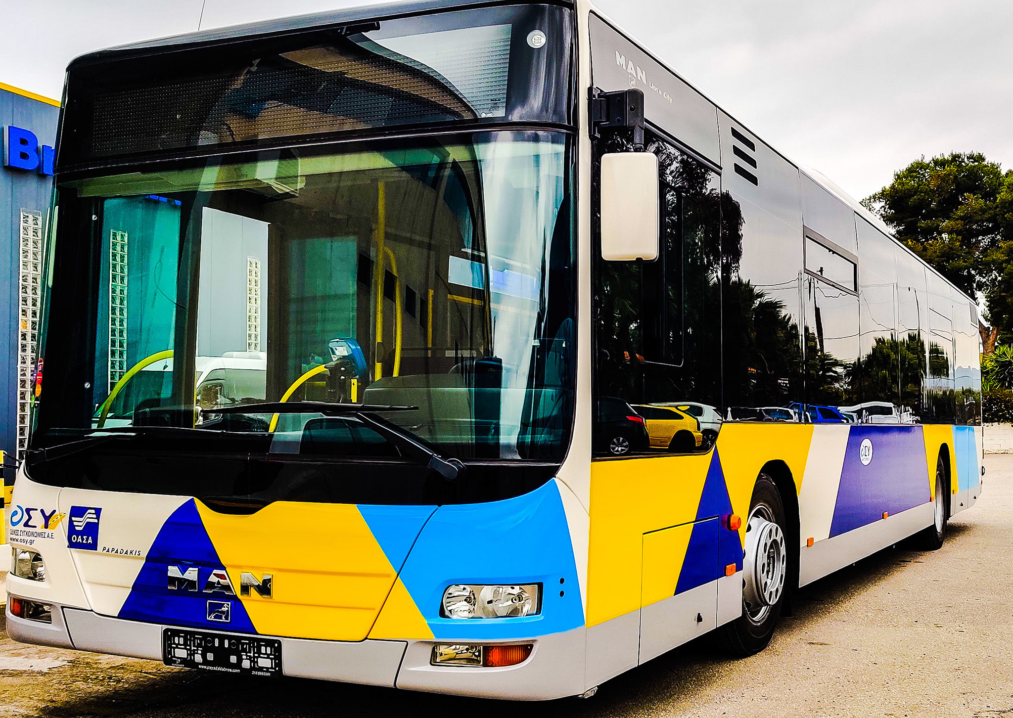 Αστικό λεωφορείο εξετράπη της πορείας του και προσέκρουσε σε σπίτι στην περιοχή του Παπάγου (φωτο)