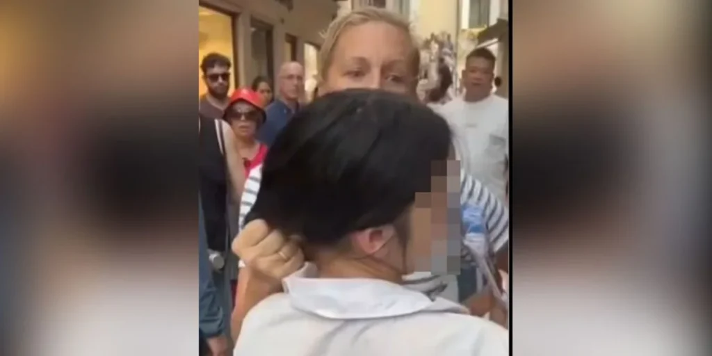 Βενετία: H στιγμή που Αμερικανίδα τουρίστρια αρπάζει από τα μαλλιά 14χρονη που την έκλεψε (βίντεο)