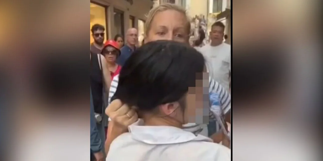 Βενετία: H στιγμή που Αμερικανίδα τουρίστρια αρπάζει από τα μαλλιά 14χρονη που την έκλεψε (βίντεο)