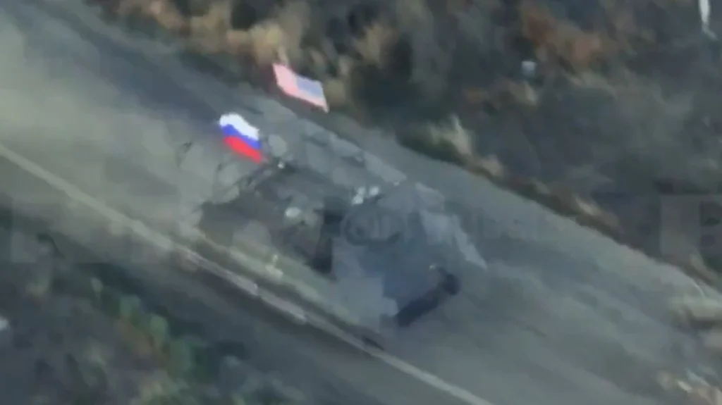 Ρώσοι με Μ113 με ρωσική και αμερικανική σημαία έκαναν βόλτες ενώ  οι Ουκρανοί τους… παρακολουθούσαν!