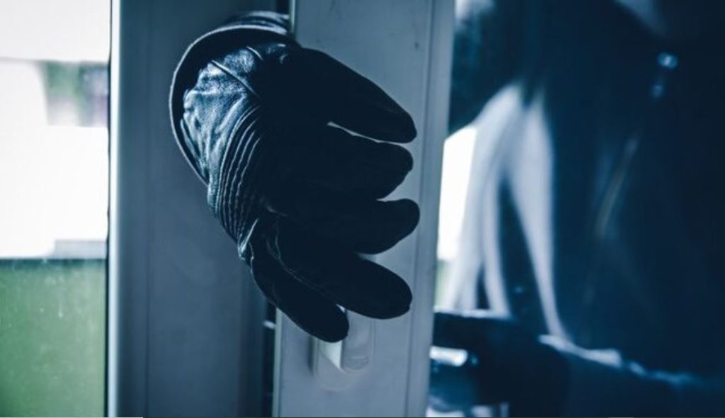 Λάρισα: «Καταδρομική» διαρρηκτών σε βενζινάδικο – Σε πέντε λεπτά μπήκαν μέσα και άρπαξαν το χρηματοκιβώτιο