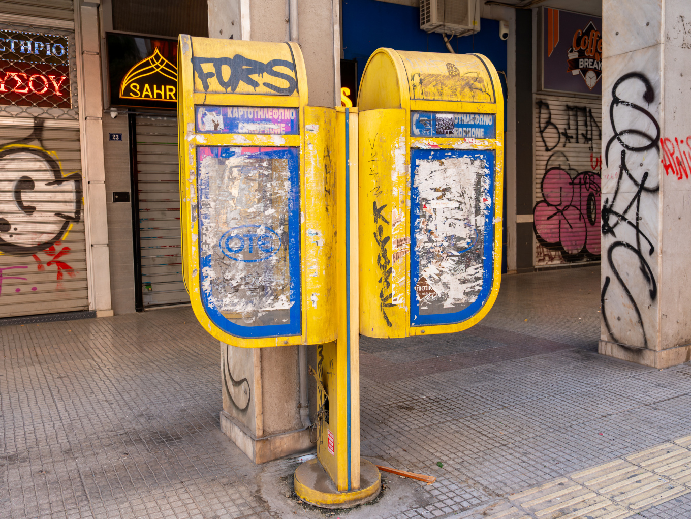 Ο Δήμος Αθηναίων προχωρά στο ξήλωμα δεκάδων καρτοτηλεφώνων από τα πεζοδρόμια: Σε ποιες περιοχές θα ξεκινήσει (φωτο)