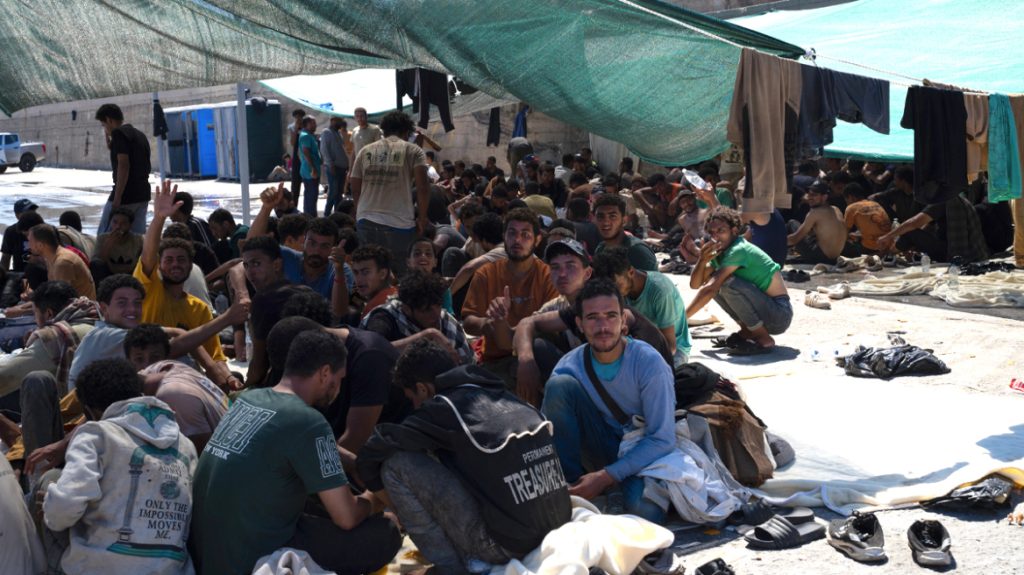 Νέες καραβιές παράνομων μεταναστών: Εντοπίστηκαν 165 άτομα ανοιχτά της Καλαμάτας και της Γαύδου