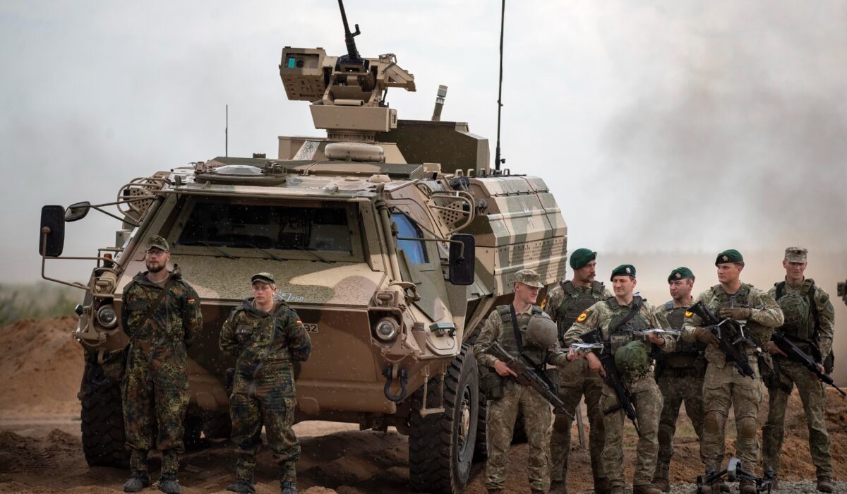 Γερμανία: Στις φλόγες «τυλίχθηκαν» τέσσερα οχήματα του Στρατού – «Πολιτικά κίνητρα» βλέπουν οι Αρχές