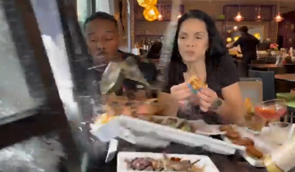 ΗΠΑ: H στιγμή που αυτοκίνητο πέφτει πάνω σε εστιατόριο – Το ατύχημα κατέγραψαν influencers ενώ έκαναν live