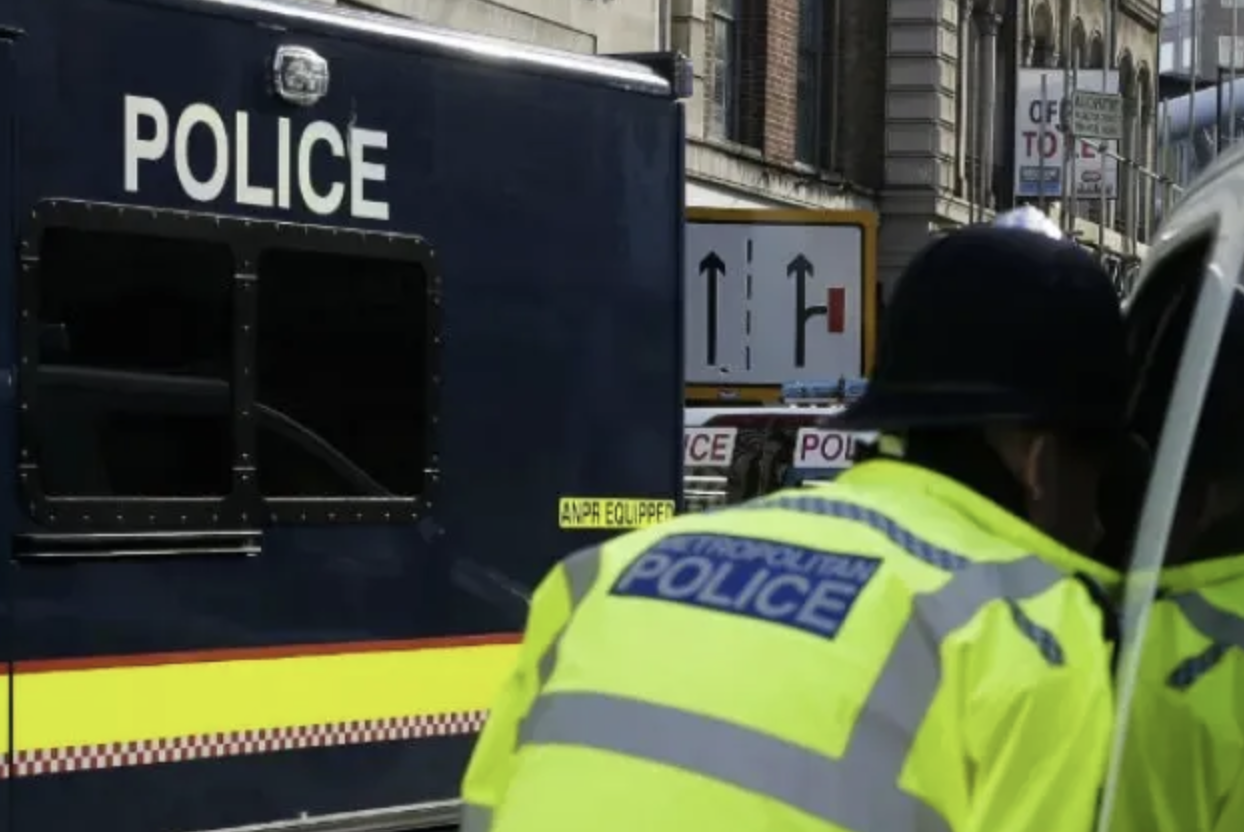 Βίντεο: Αστυνομικός στη Βρετανία έκλεψε εσώρουχα γυναίκας από σπίτι στο οποίο πραγματοποιούσε έρευνα!