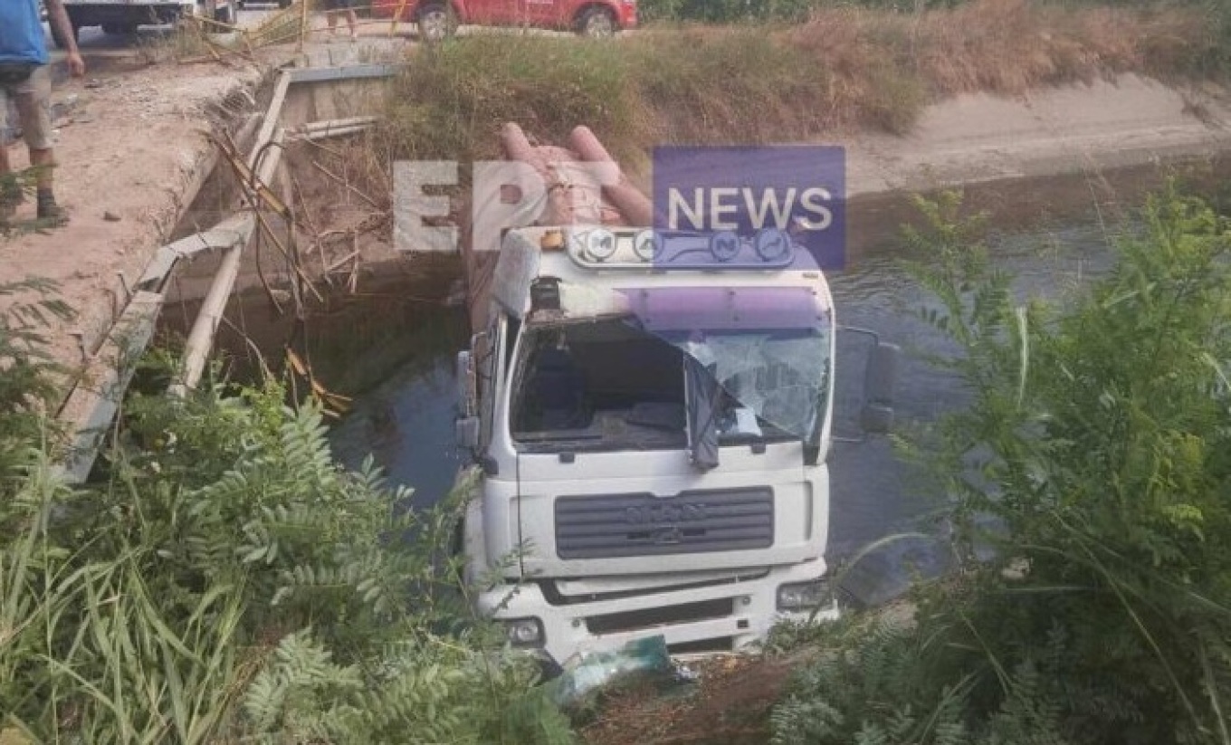 Σέρρες: Αίσιο τέλος στον απεγκλωβισμό οδηγού βυτιοφόρου που έπεσε σε κανάλι (φωτο)