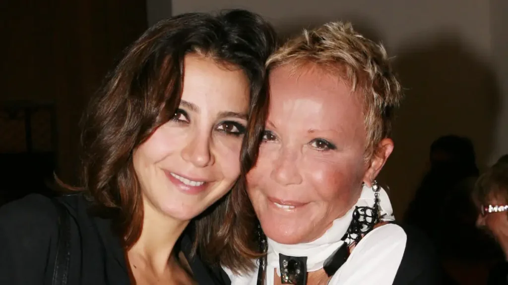 Αίθρα Λυκουρέζου για την Ζωή Λάσκαρη: «Μητέρα ήσουν φως – Σε ευχαριστώ που μου έδειξες τι θα πει ζωή» (φωτο)
