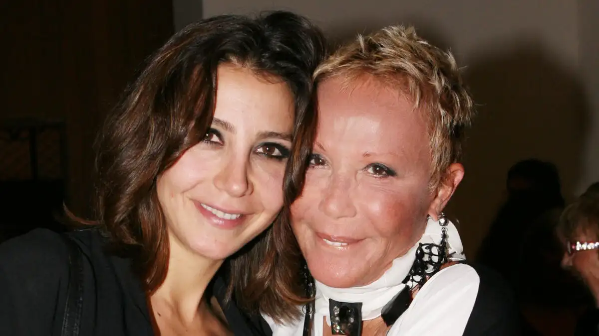 Αίθρα Λυκουρέζου για την Ζωή Λάσκαρη: «Μητέρα ήσουν φως – Σε ευχαριστώ που μου έδειξες τι θα πει ζωή» (φωτο)