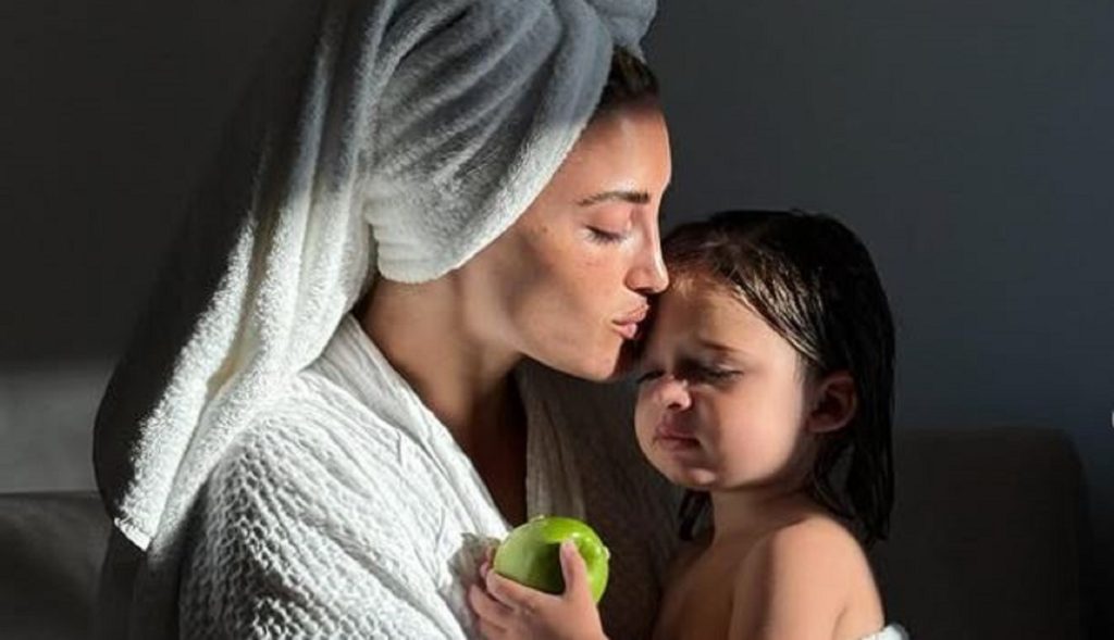 Ι.Τούνη για τον γιο της Πάρη: «Δεν φανταζόμουν ποτέ ότι μια τόσο μικρή αγκαλιά μπορεί να χωράει τόση αγάπη» (φωτο)