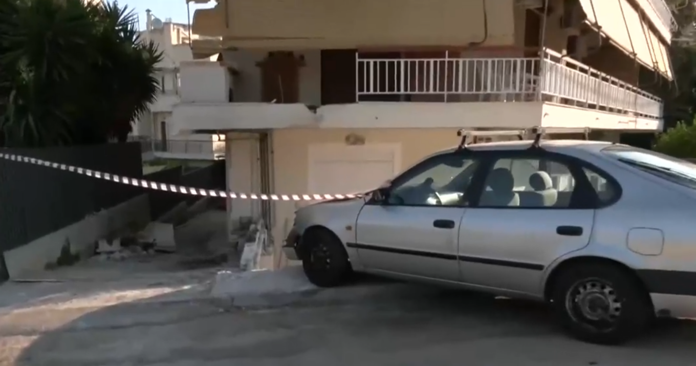 Λεωφορείο στου Παπάγου προσέκρουσε σε σταθμευμένο όχημα και πολυκατοικία (βίντεο)