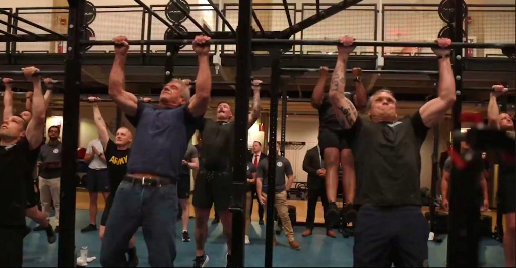 Π.Χέγκσεθ και Ρ.Κένεντι Τζούνιορ διαγωνίστηκαν σε έλξεις και push ups για να ξαναβρούν γυμνασμένους στρατιώτες!