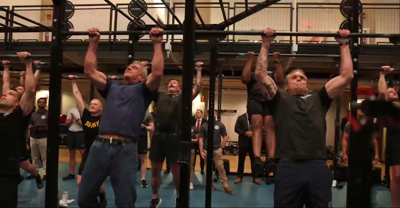 Π.Χέγκσεθ και Ρ.Κένεντι Τζούνιορ διαγωνίστηκαν σε έλξεις και push ups για να ξαναβρούν γυμνασμένους στρατιώτες!