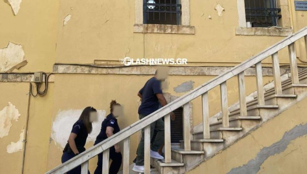 Κρήτη: Οδηγήθηκε στον ανακριτή ο Βούλγαρος που μαχαίρωσε τη σύντροφό του (βίντεο)