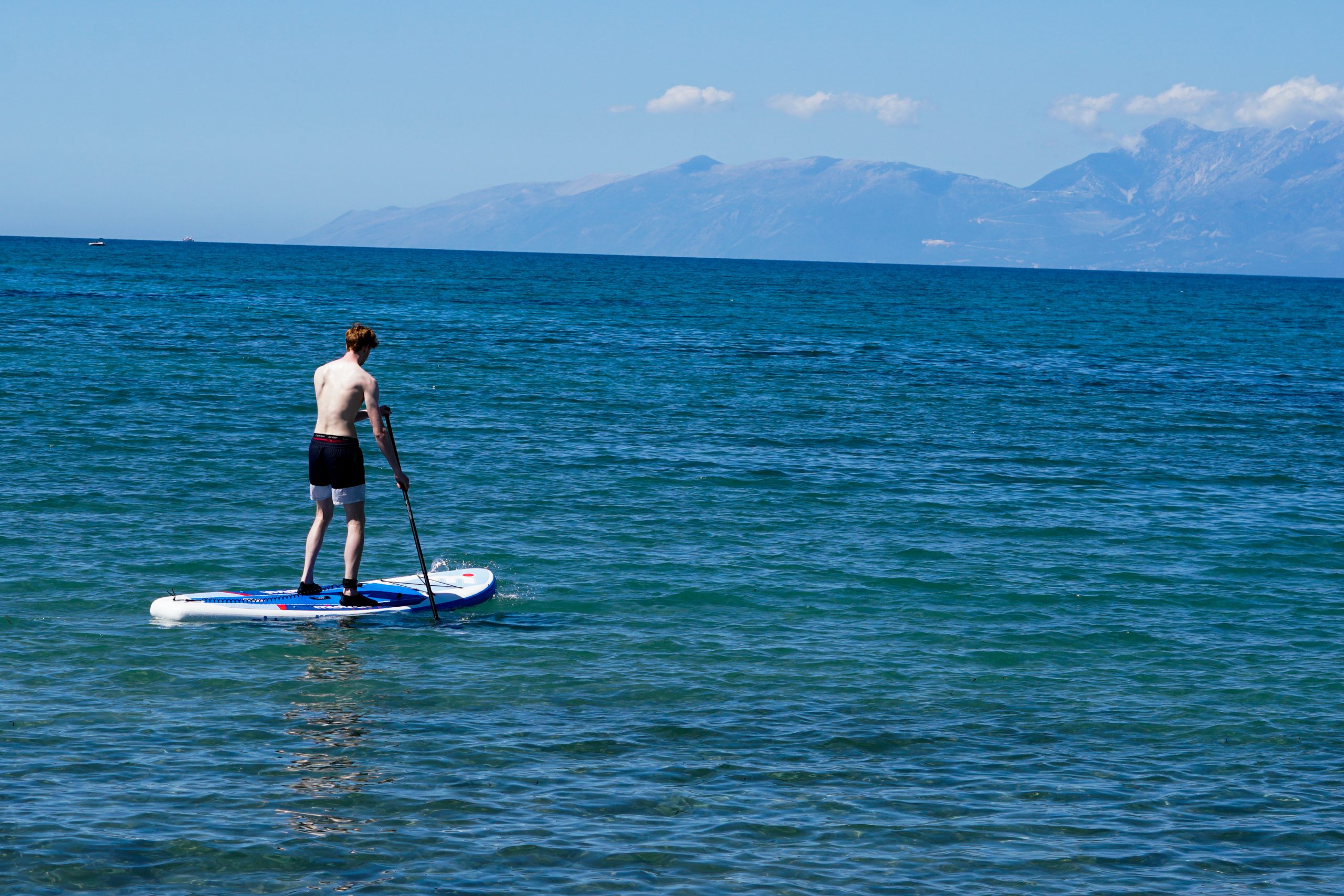 Θεσσαλονίκη: Άνδρας που έκανε SUP διέσωσε πατέρα και τα 2 παιδιά του που παρασύρθηκαν από τα κύματα (βίντεο)