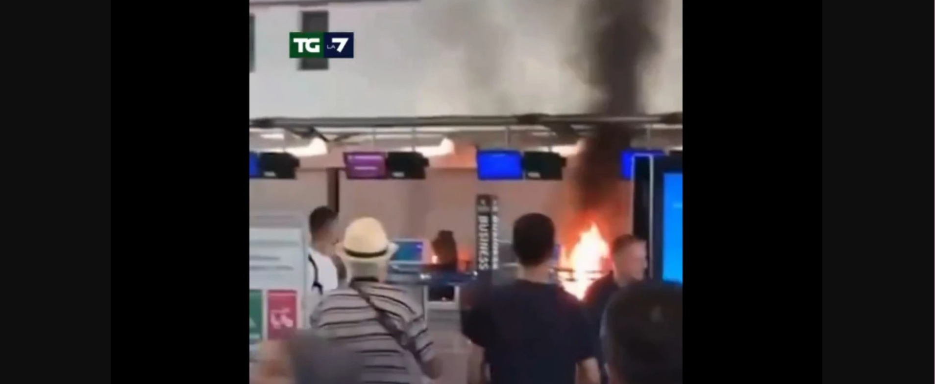 Μιλάνο: Άνδρας έβαλε φωτιά σε γκισέ – Χτυπούσε μανιωδώς τις οθόνες με σφυρί (βίντεο)