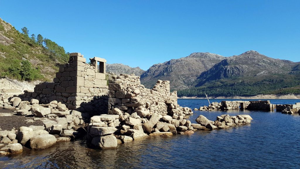 Αυτό είναι το χωριό «φάντασμα» που «εμφανίζεται» μία φορά τον χρόνο: Βρίσκεται στον βυθό λίμνης (φωτο)