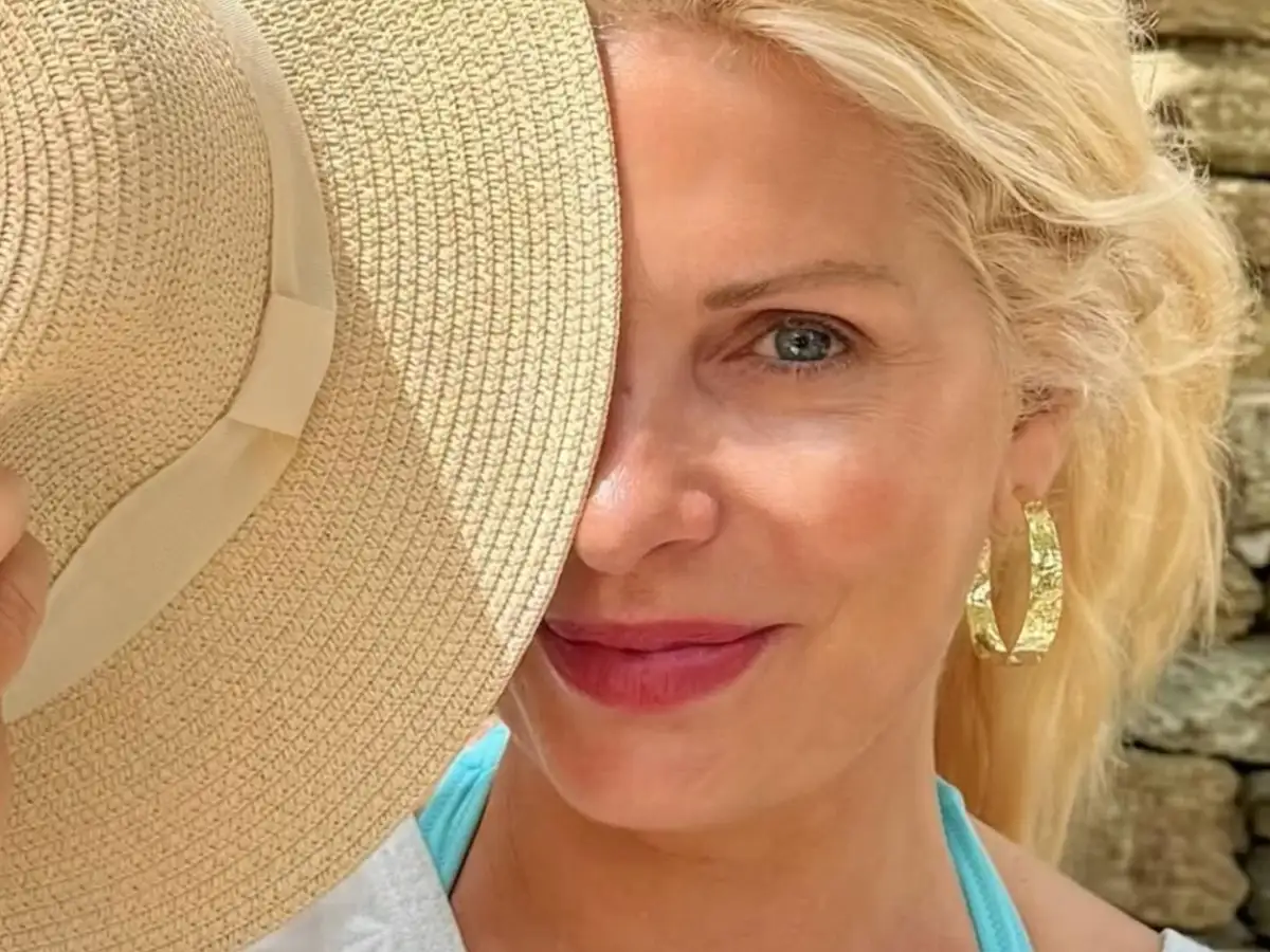 Στην Άνδρο η Ελένη Μενεγάκη για το «κύκνειο άσμα» του καλοκαιριού – «Θάλασσα, ήλιος και μηδέν σχέδια» (φωτο)