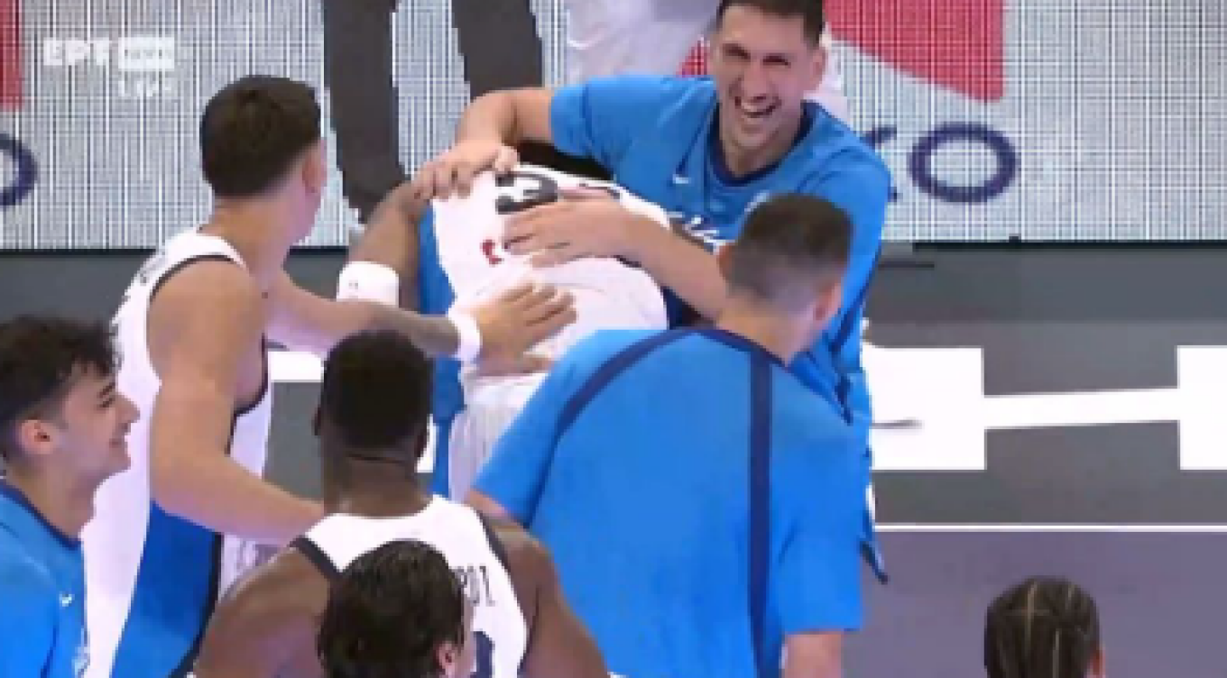 Ο Γ.Λαρεντζάκης πήρε «εκδίκηση» από τον Γ.Αντετοκούνμπο δίνοντάς του φάπα μετά το παιχνίδι με τη Λετονία (βίντεο)