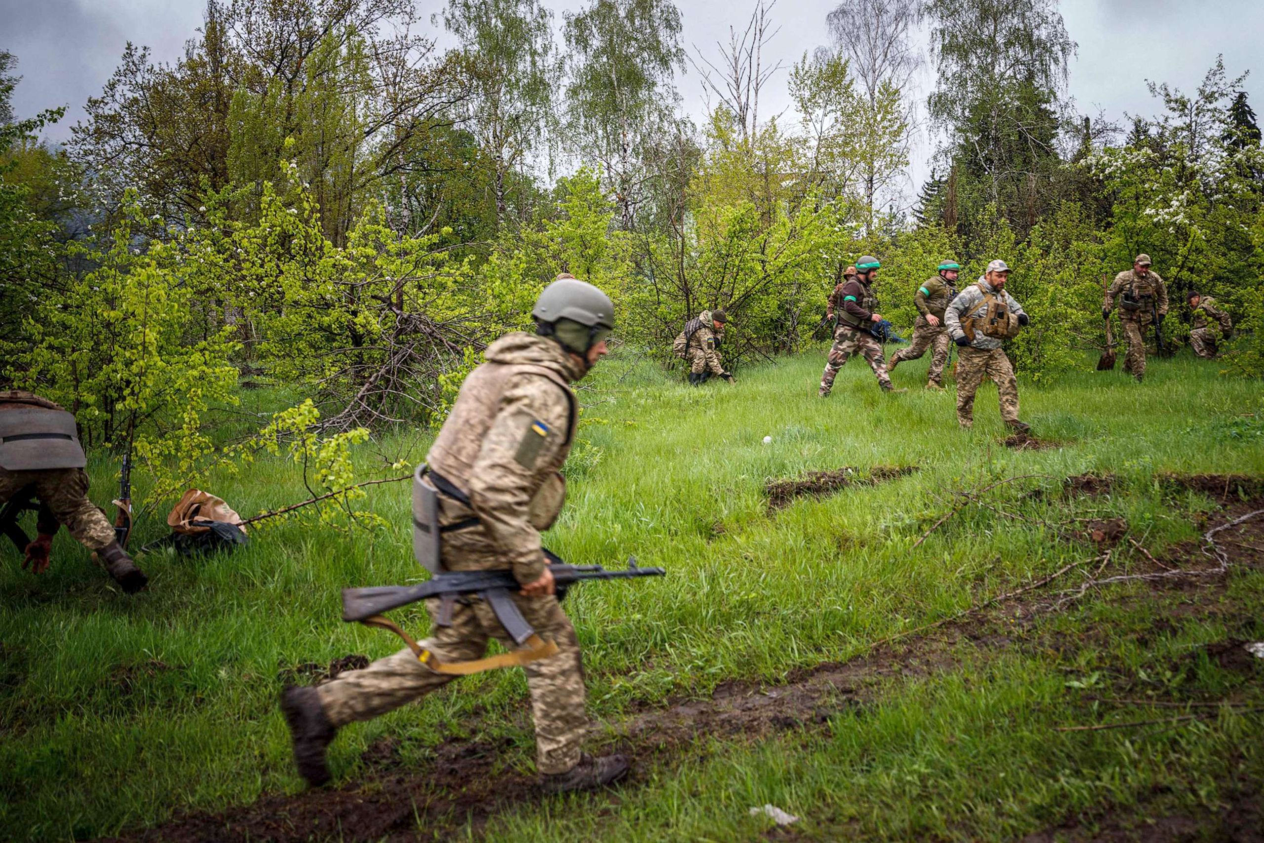 «Πάγωσαν» οι Ουκρανοί μπροστά στη θέα ρωσικών FPV: Εγκατέλειψαν «κακήν κακώς» οχήματα με ενισχυμένη προστασία (vid)
