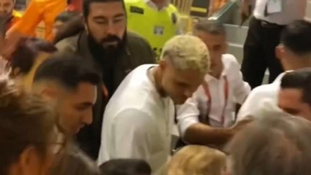 Ο Μάουρο Ικάρντι της Γαλατασαράι «φύτεψε» κουτουλιά σε οπαδό της τουρκικής ομάδας (βίντεο)