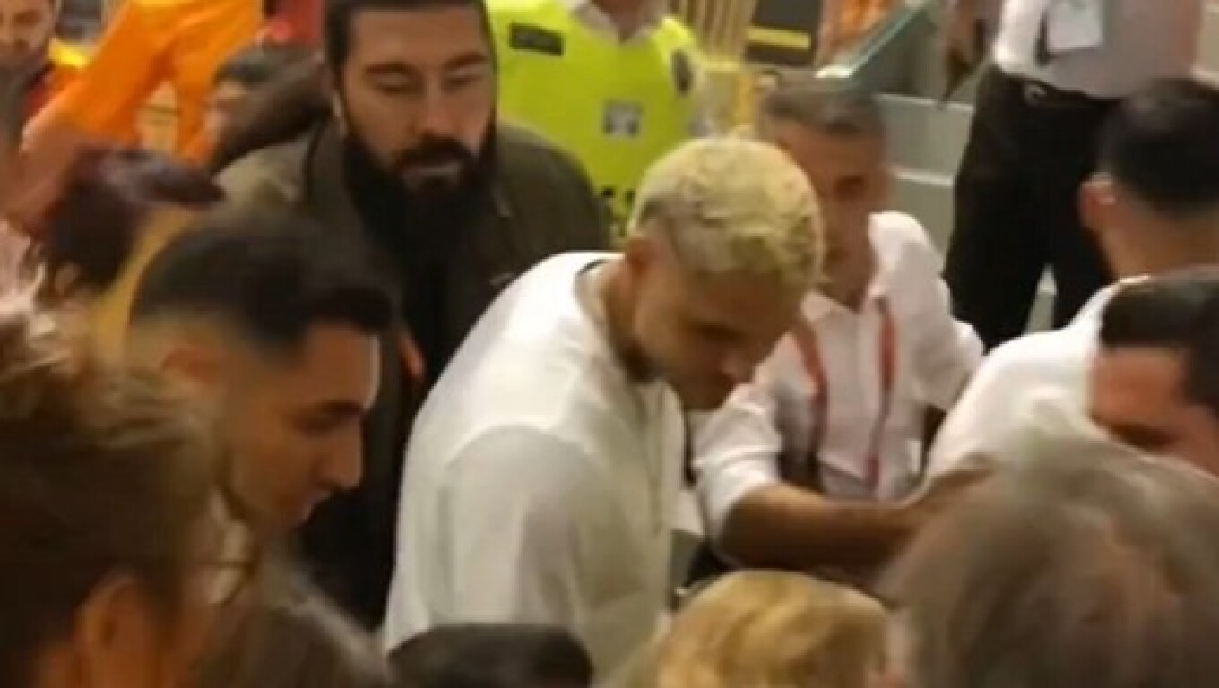 Ο Μάουρο Ικάρντι της Γαλατασαράι «φύτεψε» κουτουλιά σε οπαδό της τουρκικής ομάδας (βίντεο)