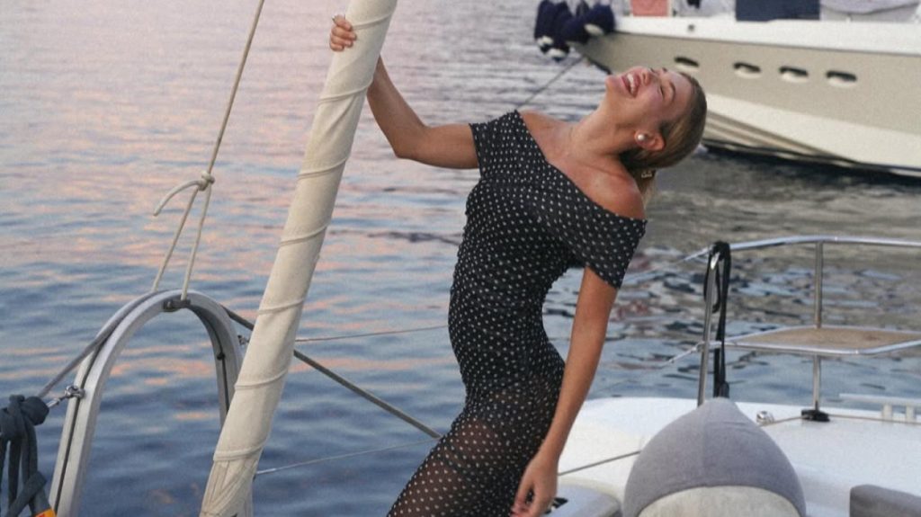 Κλέλια Ανδριολάτου: «Βομβαρδισμός» φωτογραφιών με ημιδιάφανο φόρεμα από την εντυπωσιακή ηθοποιό