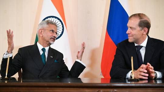 Η Ρωσία εξακολουθεί να στέλνει αργό πετρέλαιο στην Ινδία λέει ο Ρώσος αναπληρωτής πρωθυπουργός Ντένις Μαντούροφ