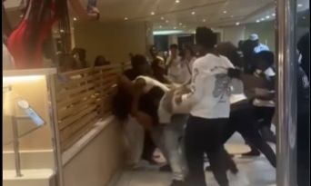 Σκηνές «χάους» σε κρουαζιερόπλοιο: Άγριο ξύλο μεταξύ επιβατών για τις… κοτομπουκιές! (βίντεο)